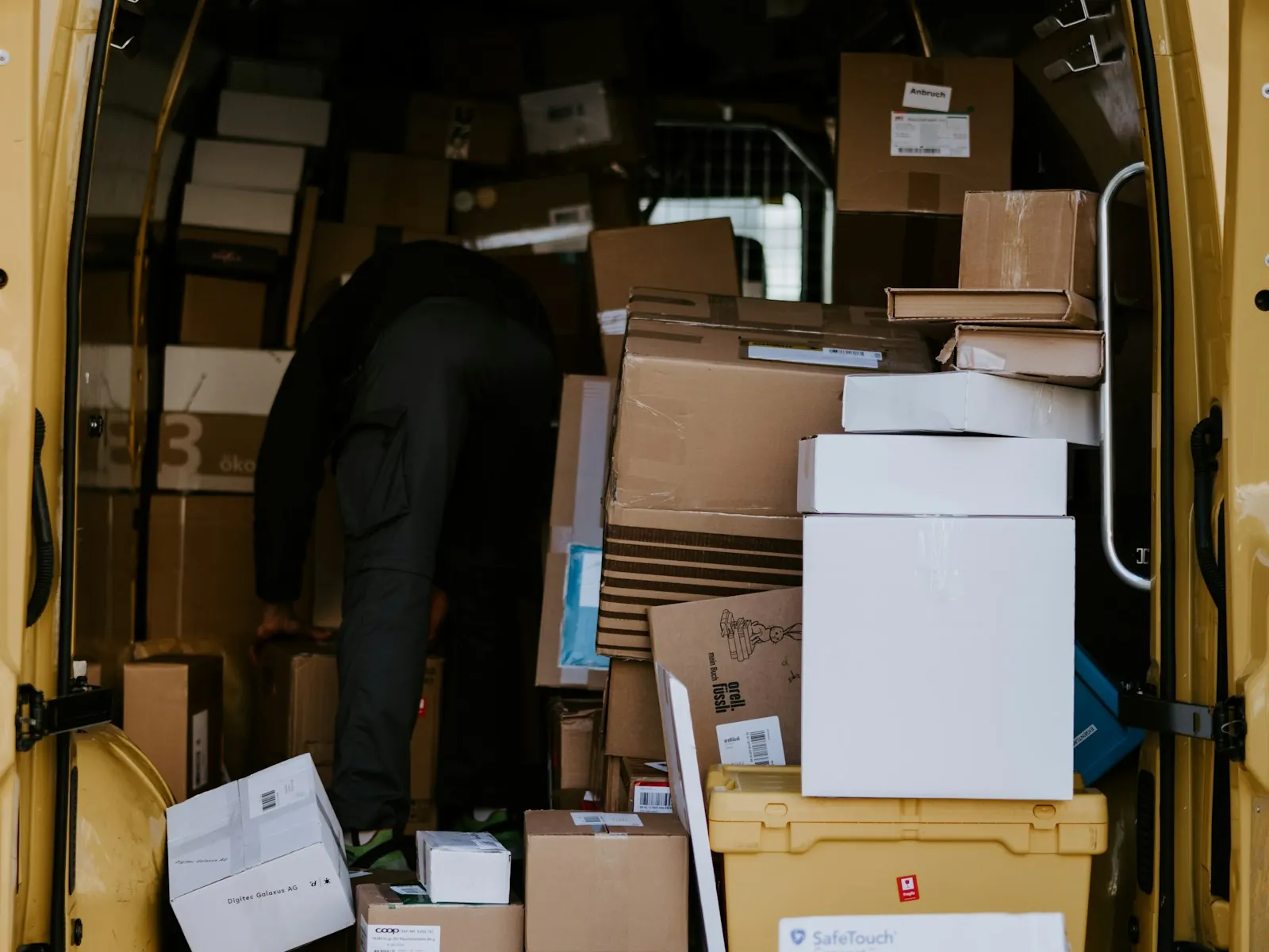 Symbolbild: Transporter mit offener Hecktür, voll beladen mit Kartons